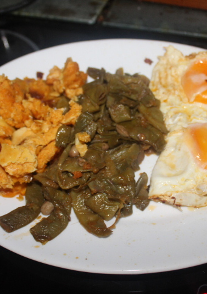 Una foto de Judías verdes con calabaza y huevos fritos