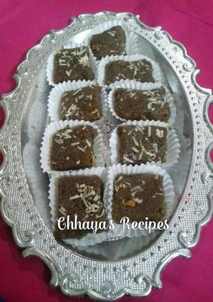 चाॅकलेट कोकोनट बर्फी (chocolate coconut barfi recipe in marathi) रेसिपी चे मुख्य फोटो 