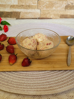 Una foto de Helado de frutilla a la crema