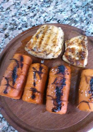 Una foto de Pollo marinado y zanahorias rellenas