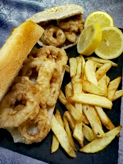 Una foto de Bocadillo de calamares al ajillo
