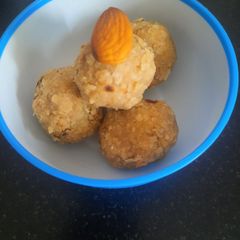 A picture of Policha ladoo - roti laddu.