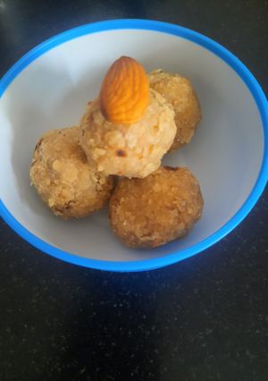 A picture of Policha ladoo - roti laddu.