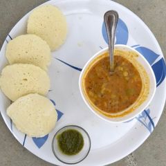 A picture of Idli Sambhar.