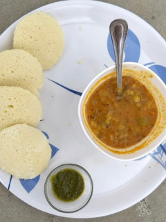 A picture of Idli Sambhar.