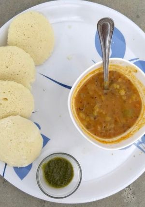 A picture of Idli Sambhar.