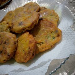 A picture of Aloo ki tikiyian.