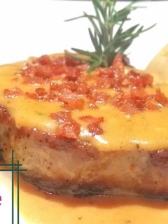 Una foto de Lomo de Atún con salsa tahini y tocineta