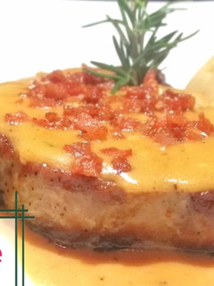 Una foto de Lomo de Atún con salsa tahini y tocineta