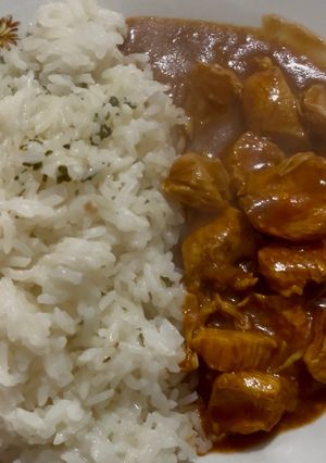Una foto de Pollo al Curry con Arroz