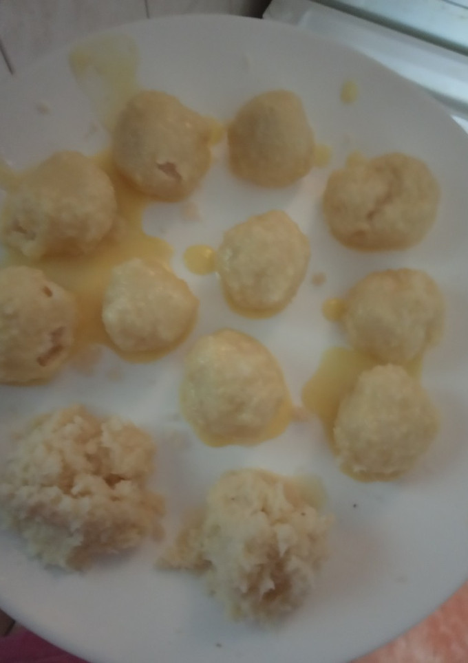 Una foto de Bolitas de coco con chocolate blanco