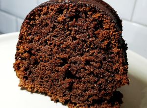 Una foto de Bundt cake integral de chocolate súper húmeda
