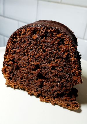 Una foto de Bundt cake integral de chocolate súper húmeda