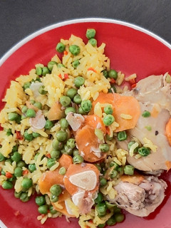 Una foto de Pollo arvejado y Arroz amarillo