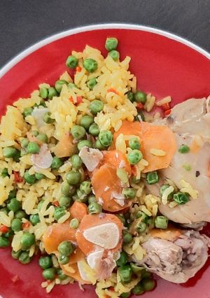 Una foto de Pollo arvejado y Arroz amarillo