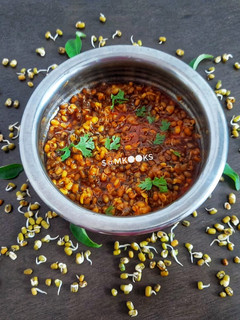 मोड आलेल्या हिरव्या मुगाची उसळ (Sprouted Hirvya Mugachi Usal Recipe In Marathi) रेसिपी चे मुख्य फोटो