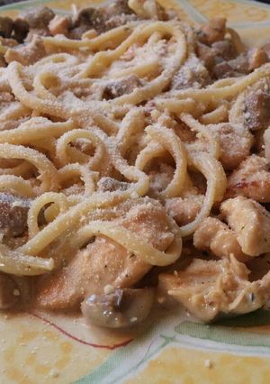 Una foto de Spaghetti con pollo y champignones