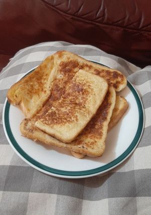 A picture of French Toast.