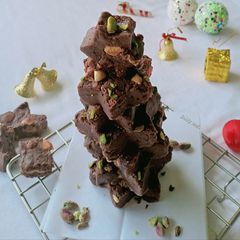 A picture of Christmas tree chocolate cake (No bake).