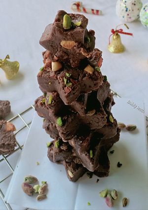 A picture of Christmas tree chocolate cake (No bake).