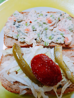 Una foto de Sándwich de Atún Vegetariano (en realidad de Garbanzo)
