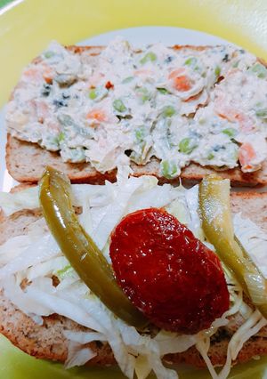 Una foto de Sándwich de Atún Vegetariano (en realidad de Garbanzo)