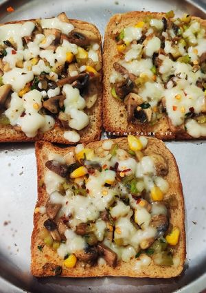 A picture of Mushroom Zucchini Bread Pizza.