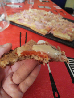 Una foto de Pizza keto con base de sobras de carne