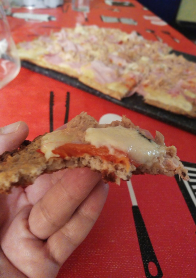 Una foto de Pizza keto con base de sobras de carne