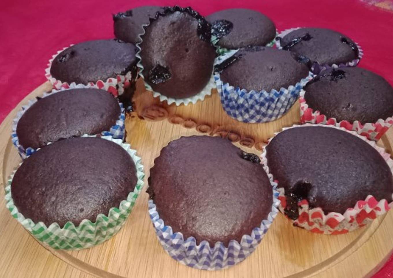 Center filled chocolate cup cakes😋