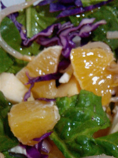 Una foto de Ensalada de espinacas con fruta