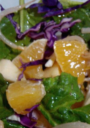 Una foto de Ensalada de espinacas con fruta