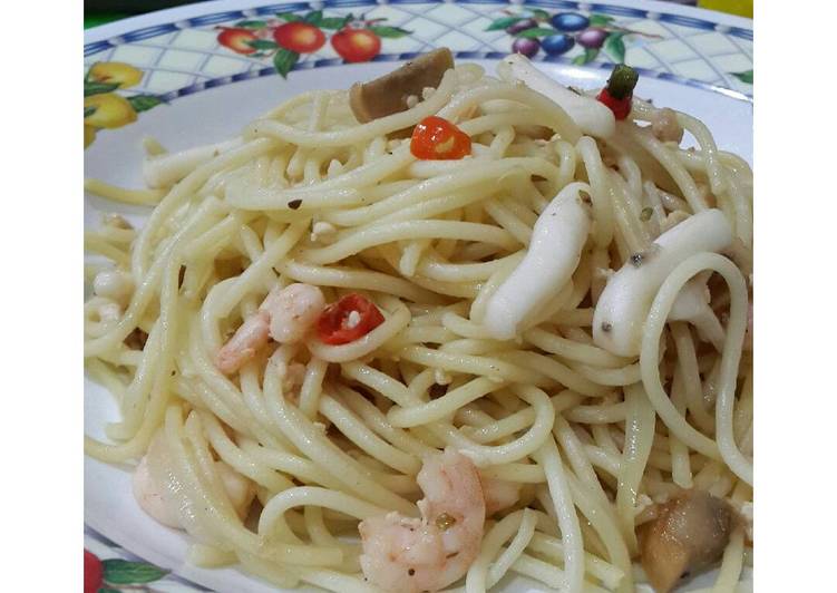 Resep Spaghetti aglio lio seafood yang Bisa Manjain Lidah
