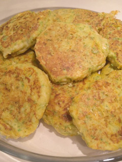 Una foto de Tortitas de calabacín y 🥕con salsa de yogur🍽️sin gluten