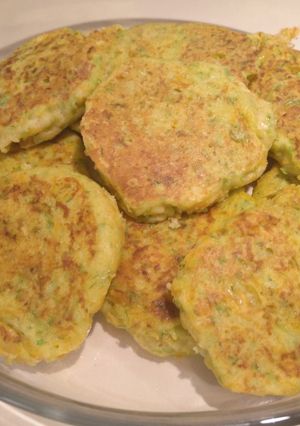 Una foto de Tortitas de calabacín y 🥕con salsa de yogur🍽️sin gluten