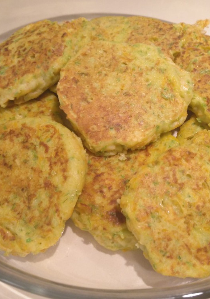 Una foto de Tortitas de calabacín y 🥕con salsa de yogur🍽️sin gluten
