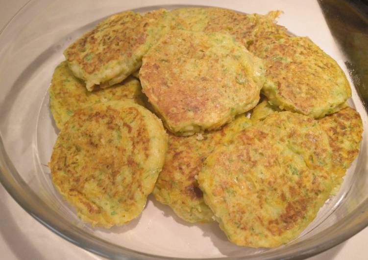 Tortitas de calabacín y 🥕con salsa de yogur🍽️sin gluten