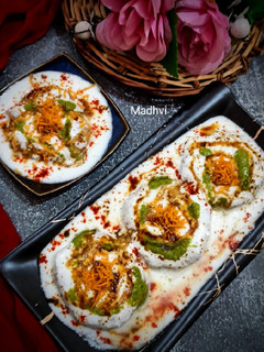 दही भल्ला चाट (Dahi Bhalla chaat recipe in hindi) रेसिपी मुख्य फोटो