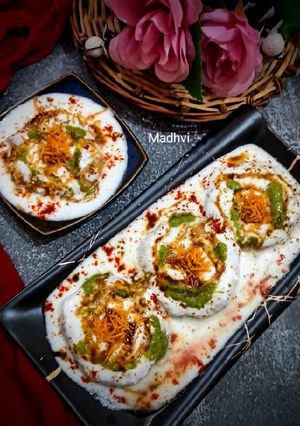 A picture of Dahi Bhalla Chaat.