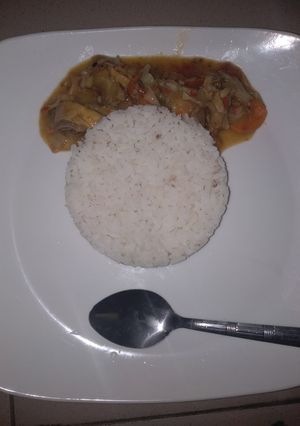 A picture of White chicken soup.