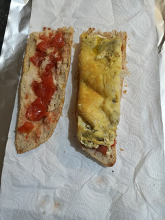 Una foto de Tortilla rellena de queso crema casero con algas