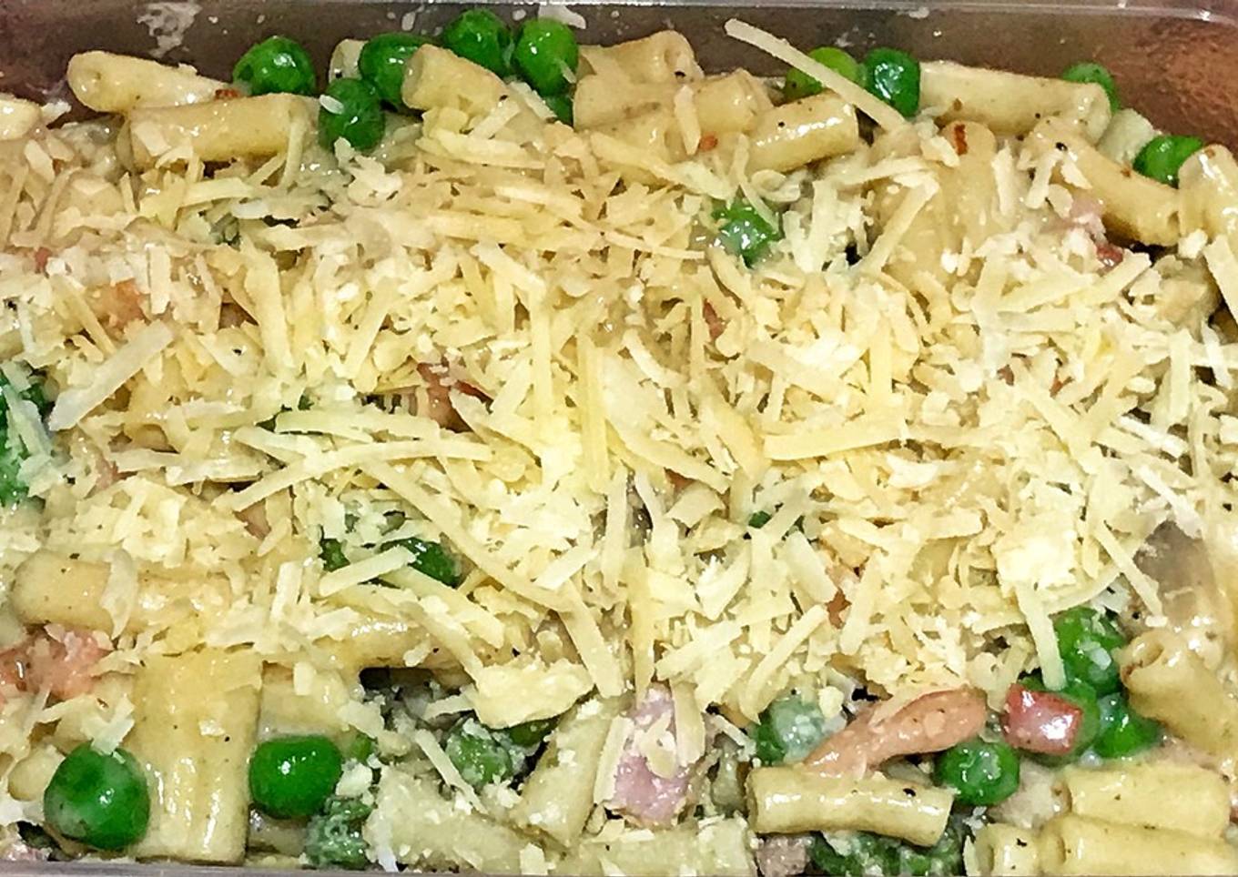 Creamy Macaroni with Bacon and Peas