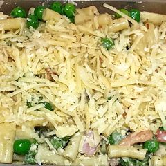 A picture of Creamy Macaroni with Bacon and Peas.
