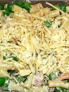 A picture of Creamy Macaroni with Bacon and Peas.