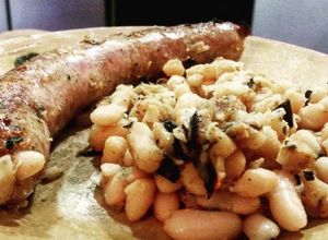 Una foto de Botifarra amb mongetes (butifarras con judías)