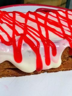 Una foto de Torta de almojábanas y frosting de queso crema y salsa de fresa