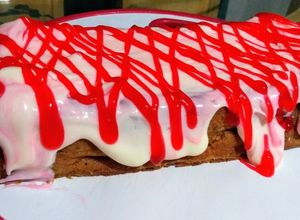 Una foto de Torta de almojábanas y frosting de queso crema y salsa de fresa