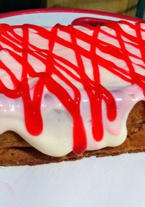 Una foto de Torta de almojábanas y frosting de queso crema y salsa de fresa