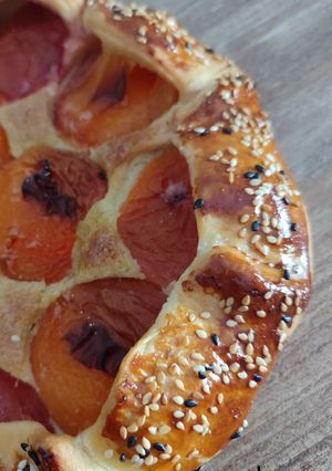 Une photo de Tarte rustique abricot frangipane sésame