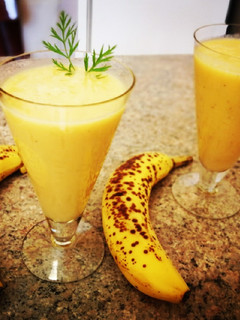 Una foto de Batido de plátano con naranja al Ron 🍌